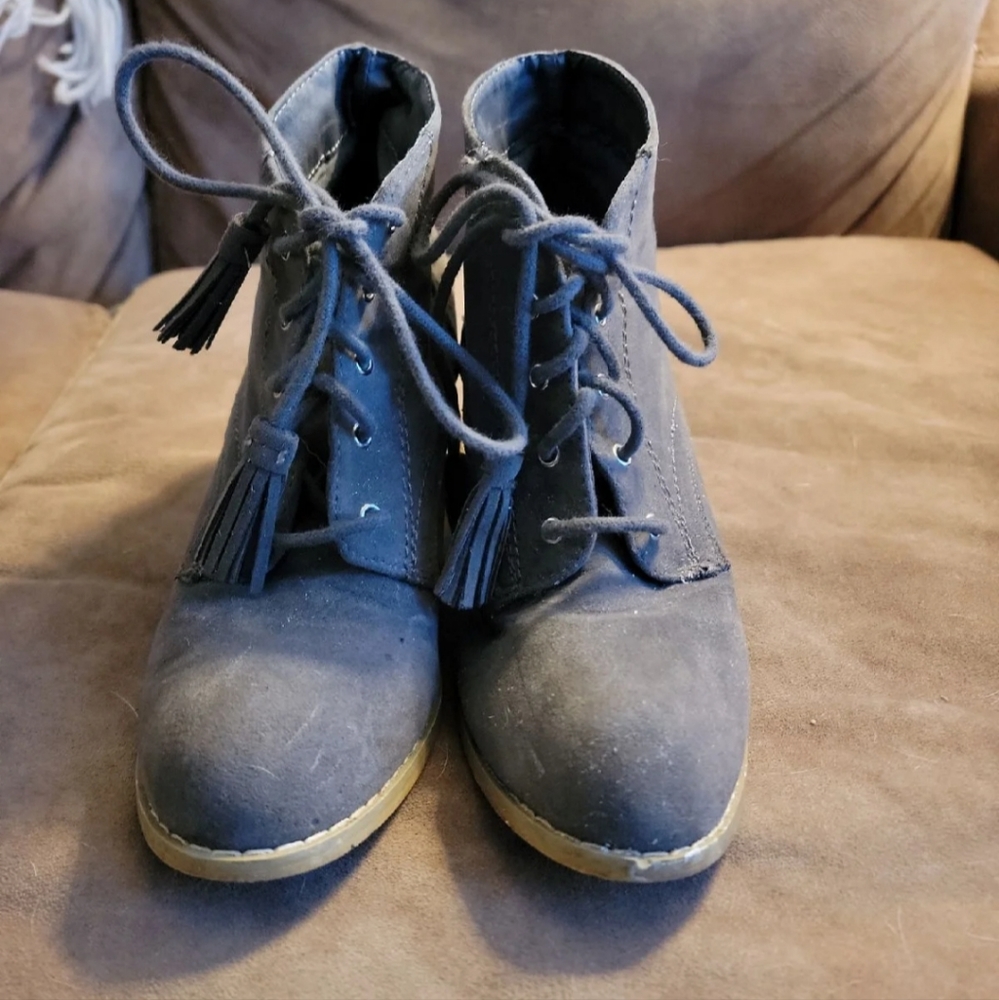 Shoes - Picture 2 of 4